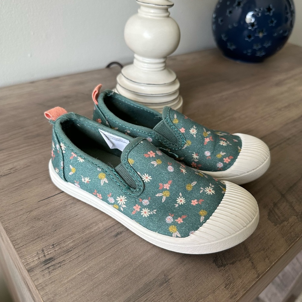 Cat & jack size toddler 9 flower shoes !